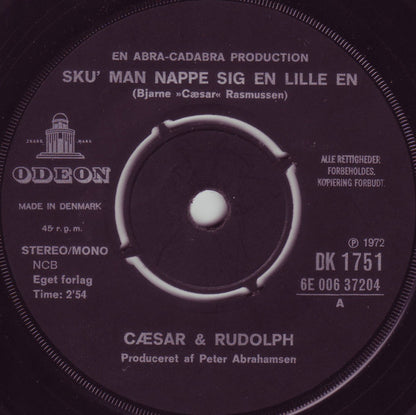 Cæsar Og Rudolph Hansen : Sku' Man Nappe Sig En Lille En / Når Jeg Står Ved En Bar (7", Single)